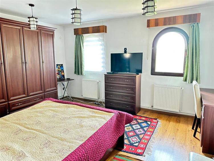 Casă individuală cu 9 camere cu Teren 900 Mp în Ultracentral