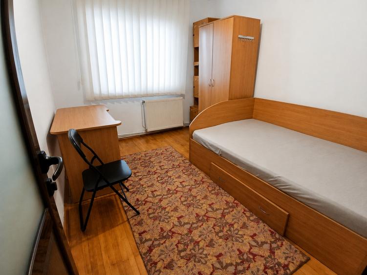 Apartament cu 3 camere decomandat, mobilat în Nicolina