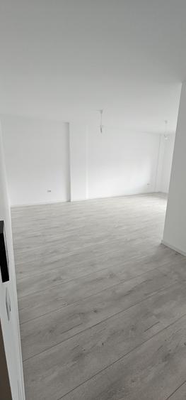 Apartament cu 2 camere decomandat în Tractorul