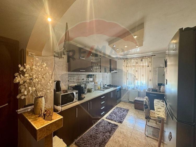 Apartament cu 4 camere decomandat, mobilat în Craiovița Nouă