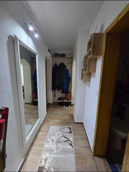 Apartament cu 2 camere semidecomandat, mobilat în Decebal