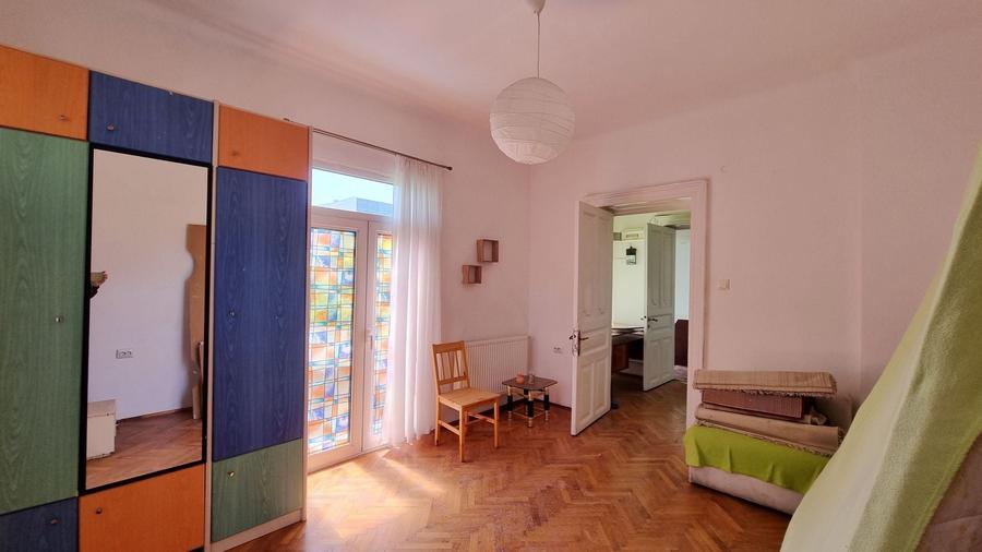Apartament cu 5 camere în Armeneasca