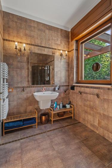 Casă individuală cu 7 camere cu Piscina în Iancu Nicolae