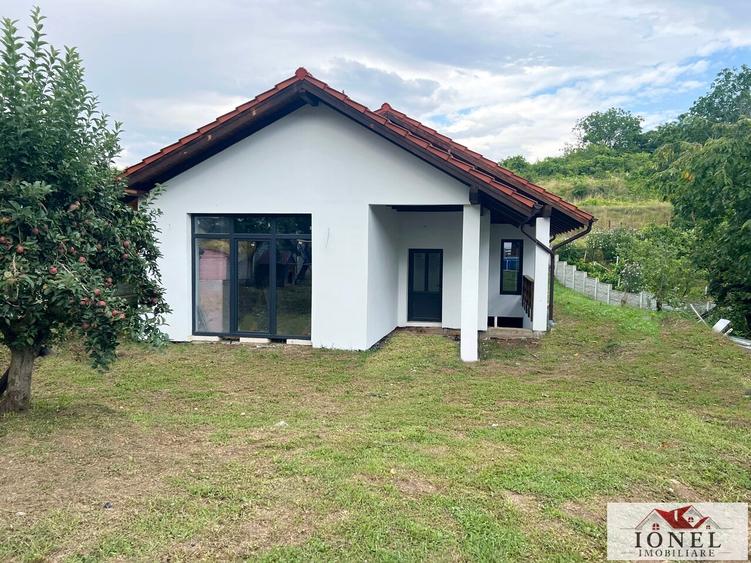 Casă individuală cu 4 camere cu Teren 600 Mp în Est
