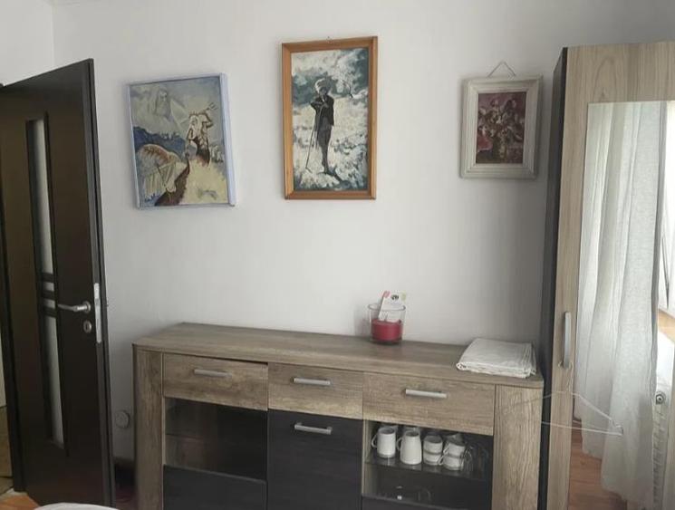 Apartament cu 3 camere semidecomandat, mobilat în Zimbru