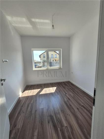 Duplex cu 5 camere cu Canalizare în Moșnița Nouă