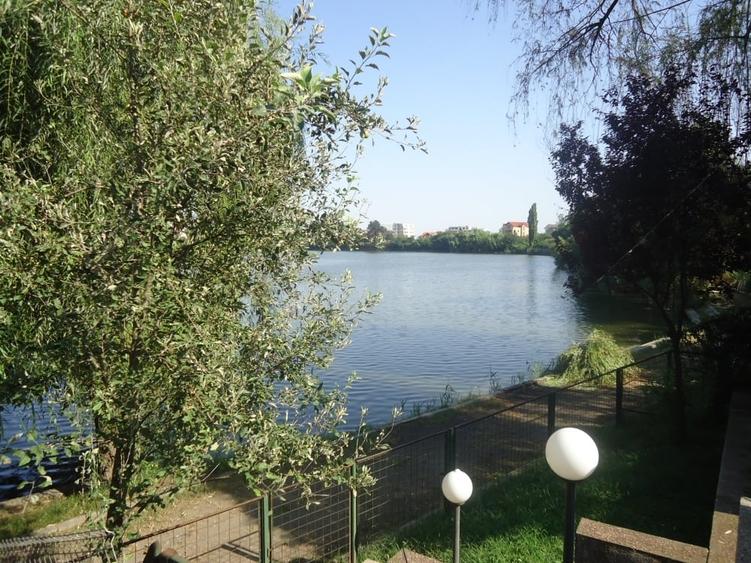 Casă cu 5 camere cu Garaj în Străulești