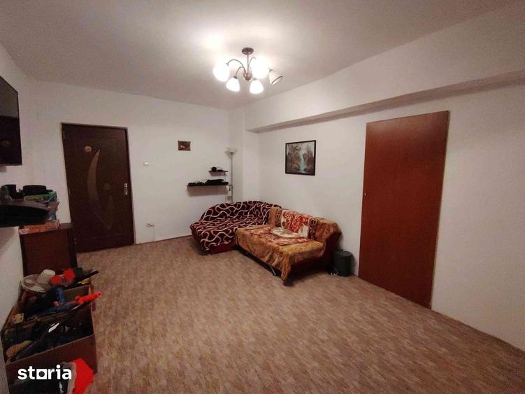 Apartament cu 4 camere decomandat în Cetate