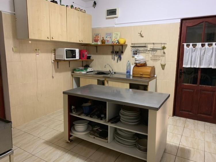 Casă cu 17 camere cu Teren 300 Mp în Central