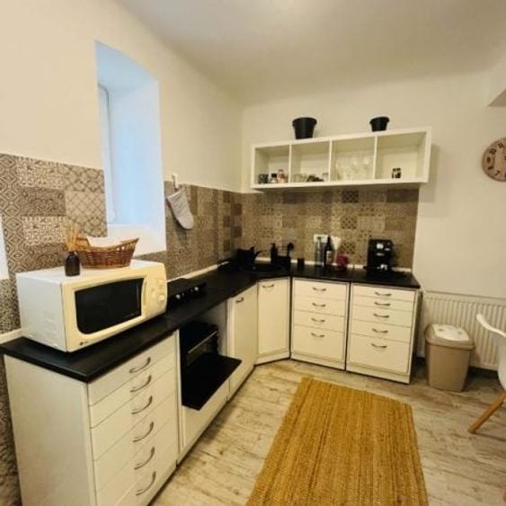 Apartament cu 3 camere semidecomandat, mobilat în Universitate