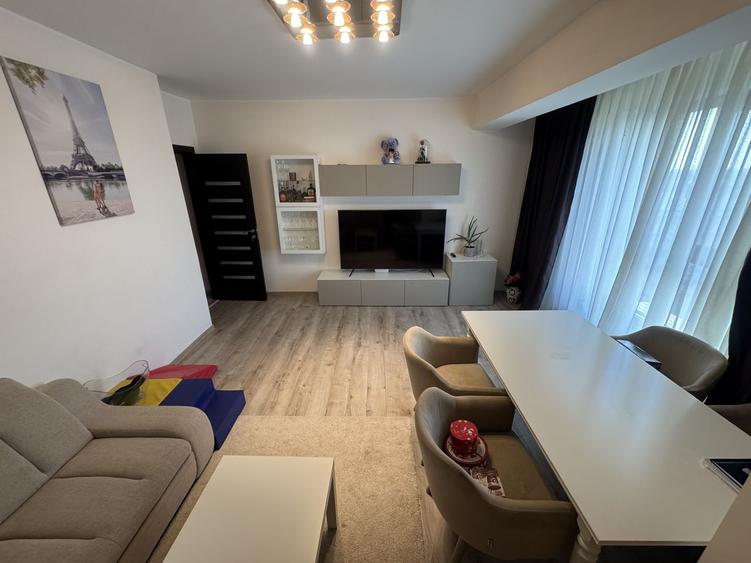 Apartament cu 3 camere decomandat, mobilat în Primo