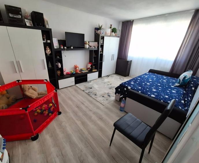 Apartament cu 4 camere decomandat în Exterior Vest