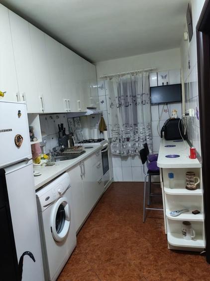 Apartament cu 2 camere semidecomandat în Tei
