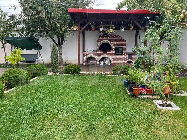Casă individuală cu 4 camere cu Canalizare în Malu Mare