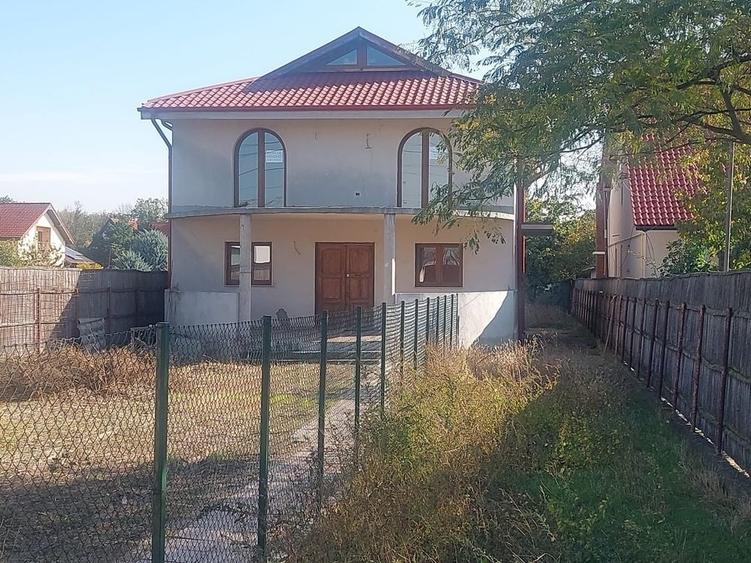 Casă cu 4 camere în Petrești