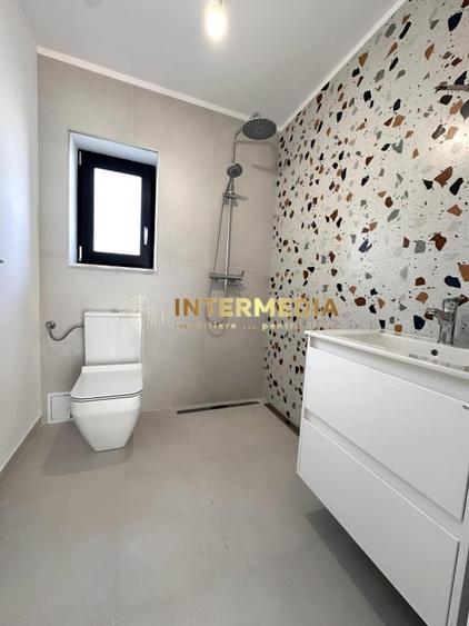 Casă individuală cu 3 camere cu Canalizare în Est