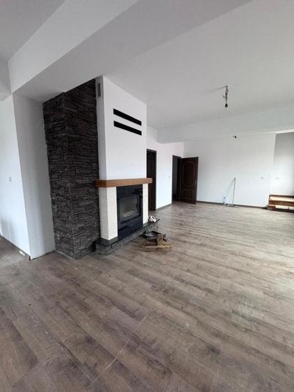 Casă individuală cu 7 camere cu Canalizare în Exterior Est