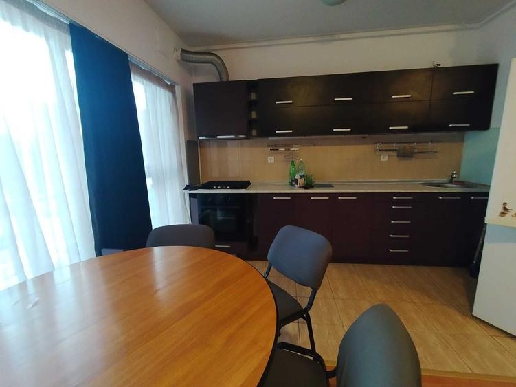 Apartament cu 3 camere semidecomandat în Titan
