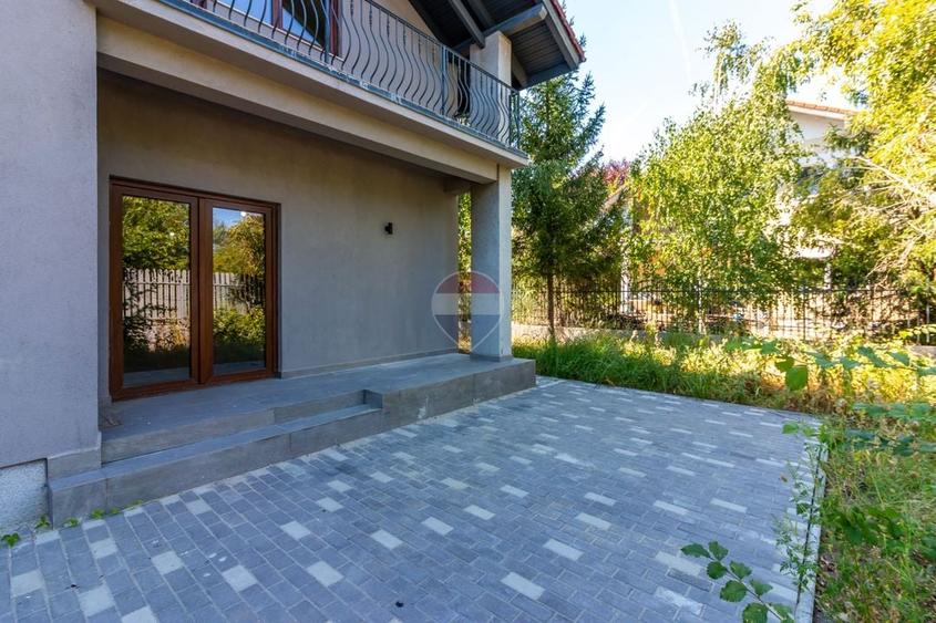 Casă individuală cu 5 camere cu Teren 599 Mp în Corbeanca