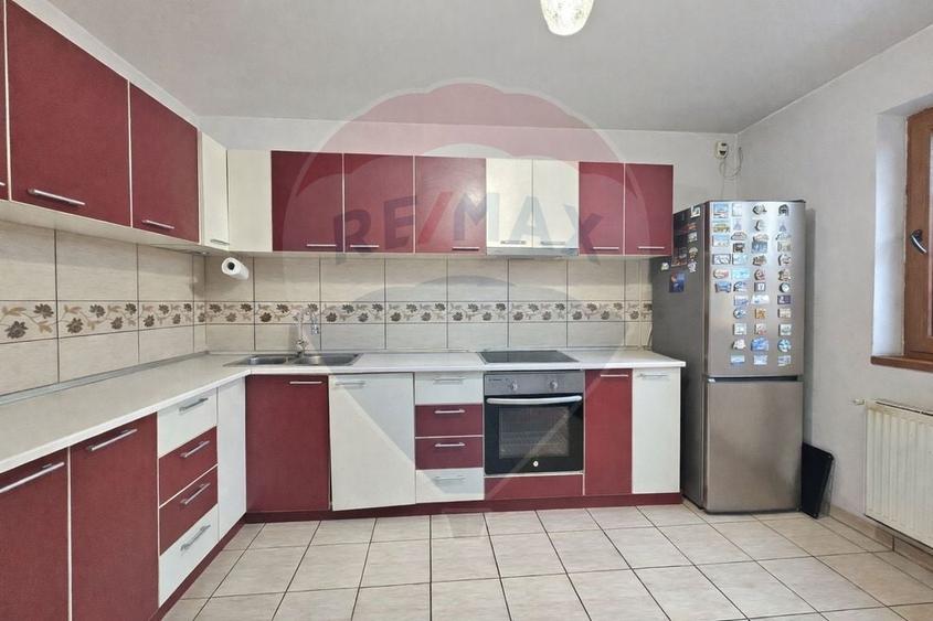 Casă cu 5 camere cu Teren 390 Mp în Lumina