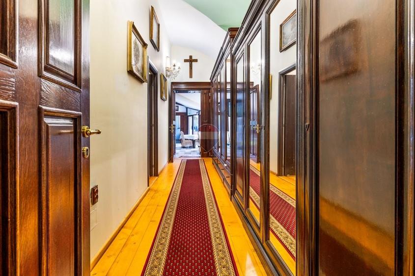 Casă individuală cu 11 camere cu Teren 792 Mp în Central