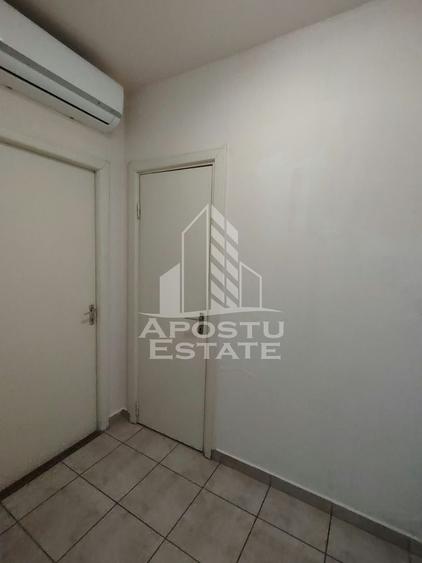 Apartament cu 3 camere semidecomandat, mobilat în Central