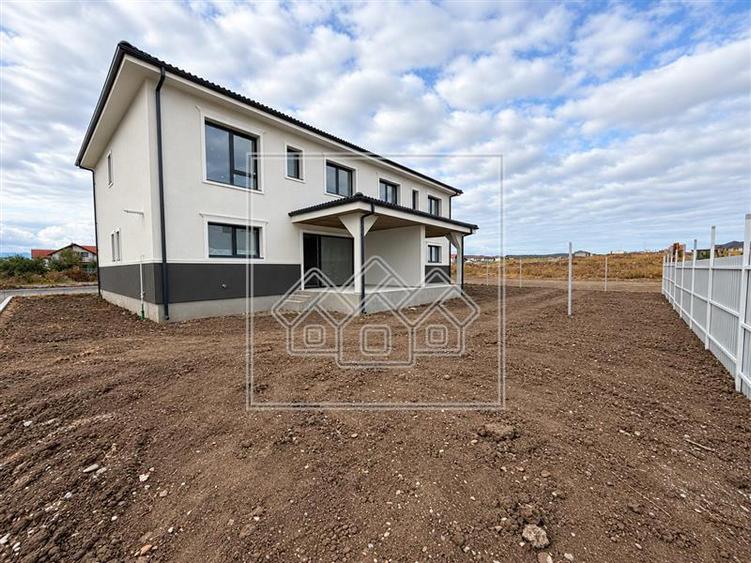 Duplex cu 5 camere cu Canalizare în Șura Mică
