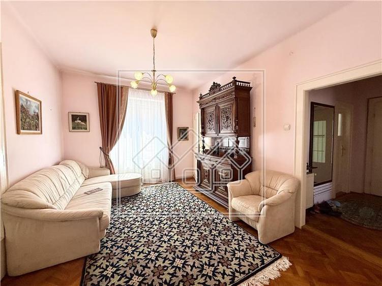 Apartament cu 4 camere decomandat în Central