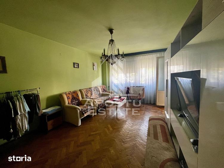 Apartament cu 4 camere semidecomandat, mobilat în Take Ionescu