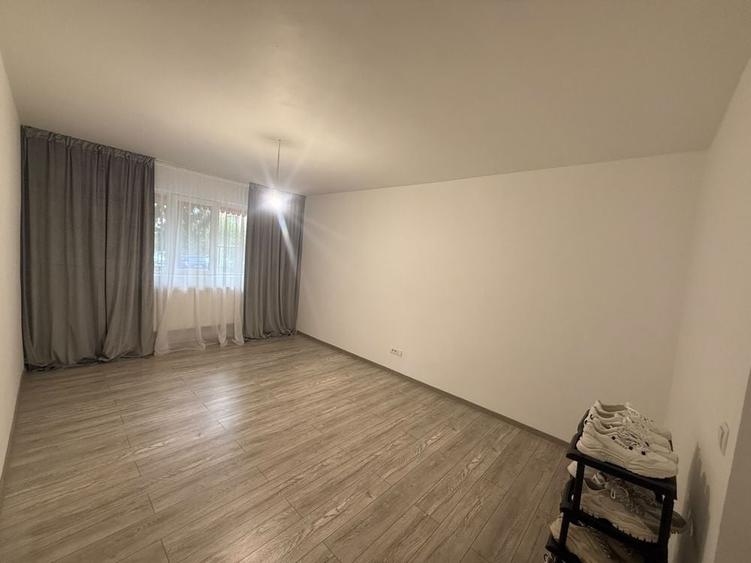 Apartament cu 3 camere decomandat în Craiovița Nouă