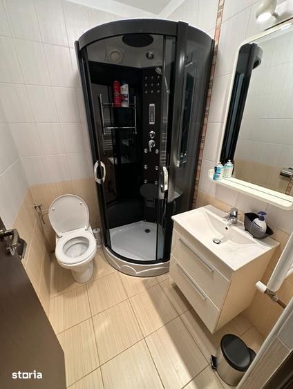 Apartament cu 3 camere în Apărătorii Patriei