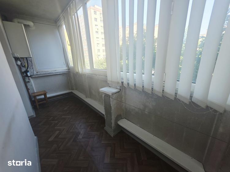 Apartament cu 3 camere decomandat în Tractorul