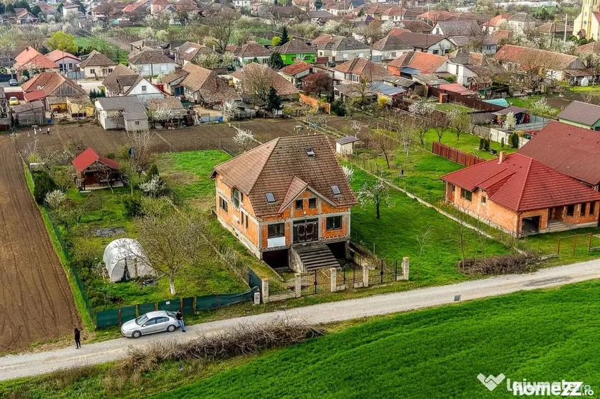 Casă cu 6 camere cu Teren 831 Mp în Zimandcuz