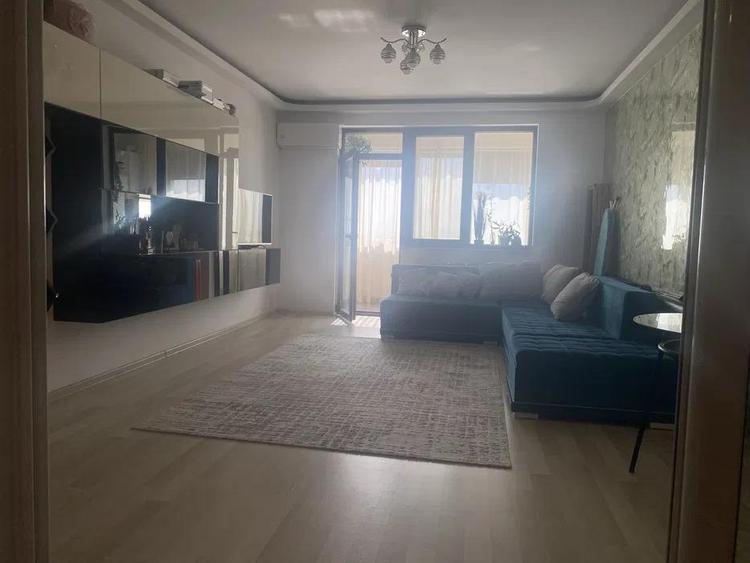 Apartament cu 2 camere decomandat, mobilat în Tractorul