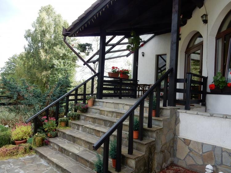 Casă individuală cu 12 camere cu Teren 2250 Mp în Bran