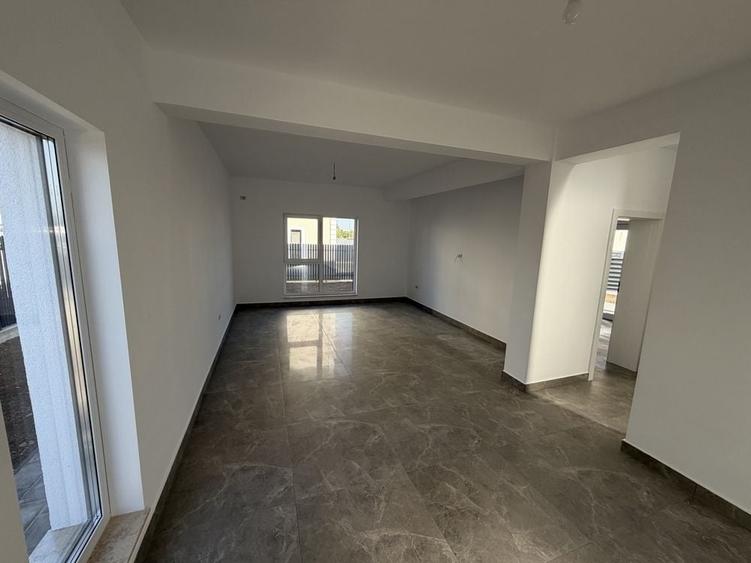 Casă cu 4 camere în Pădureni