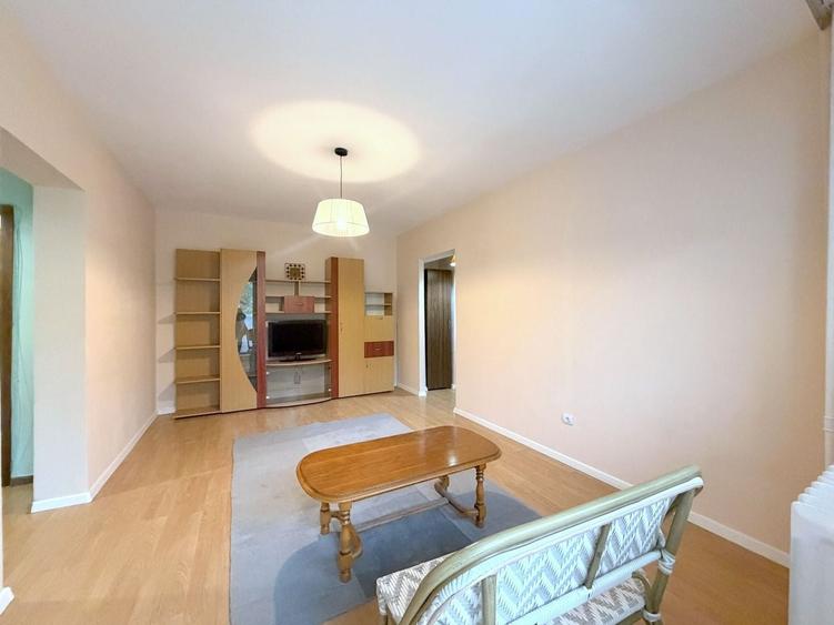 Apartament cu 4 camere semidecomandat, mobilat în Tei
