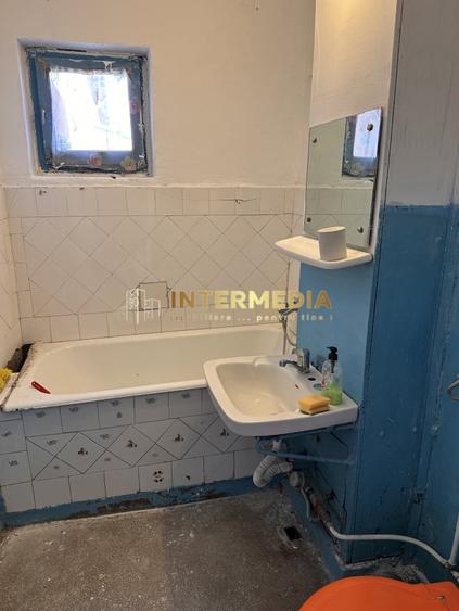 Apartament cu 2 camere semidecomandat în Cetate