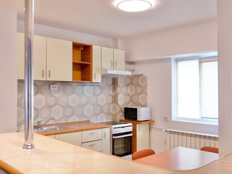 Apartament cu 3 camere decomandat, mobilat în Central