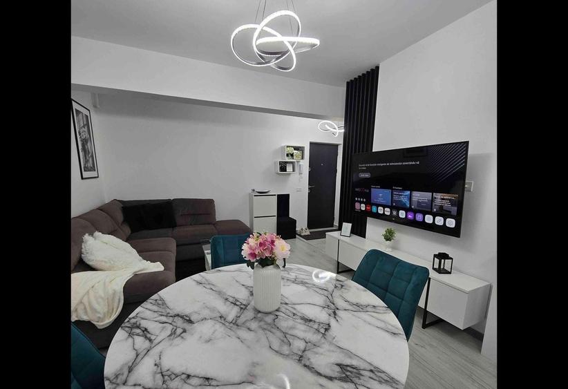 Apartament cu 2 camere semidecomandat, mobilat în Sud