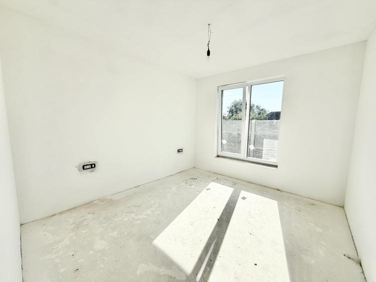 Duplex cu 4 camere cu Teren 415 Mp în Albina