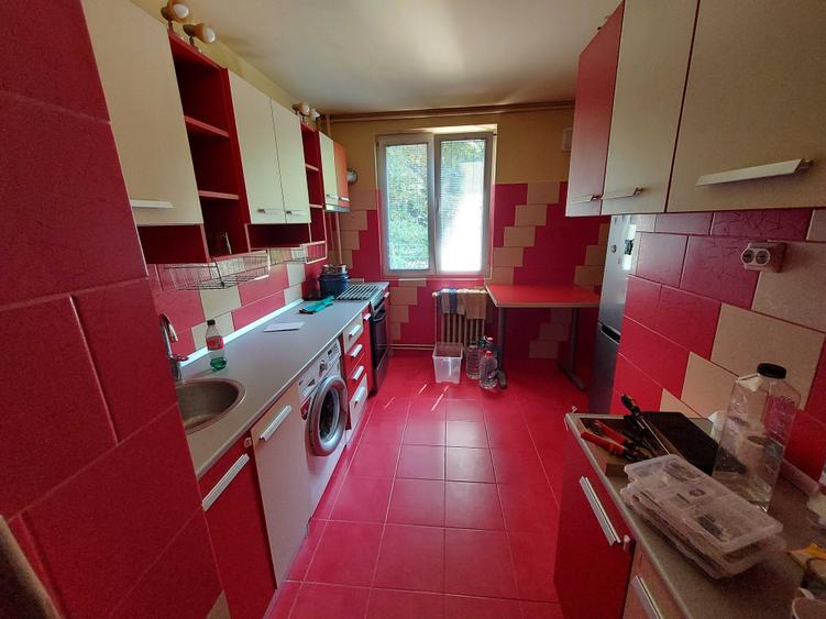 Apartament cu 3 camere semidecomandat în Tineretului