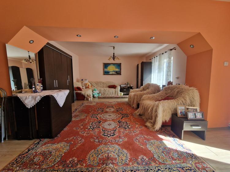 Casă cu 4 camere cu Garaj în Cogealac