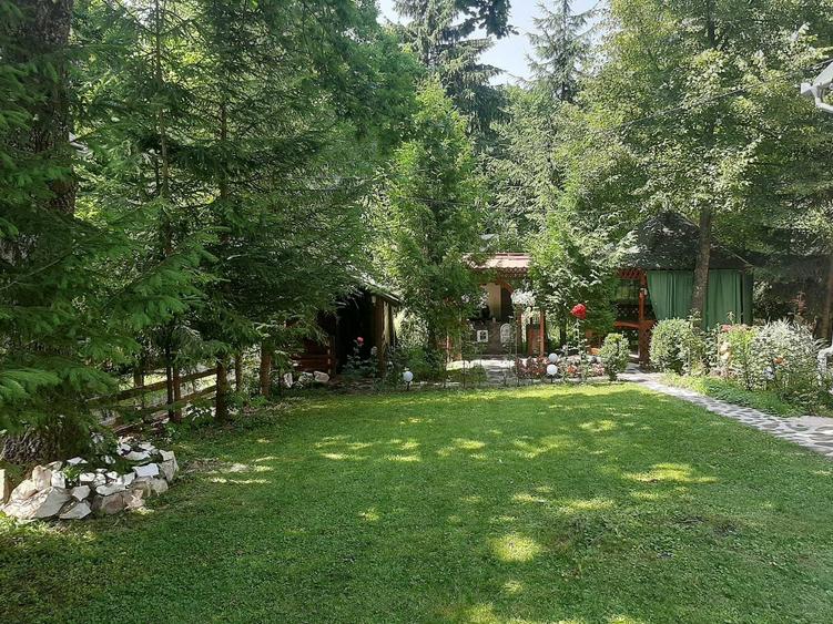 Casă cu 4 camere decomandat în Izvoare