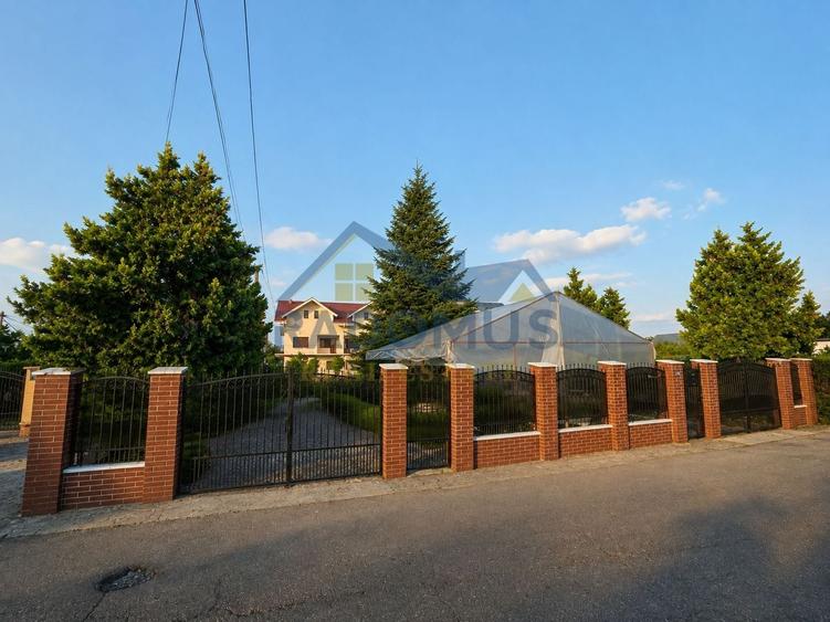 Casă individuală cu 8 camere cu Canalizare în Albert