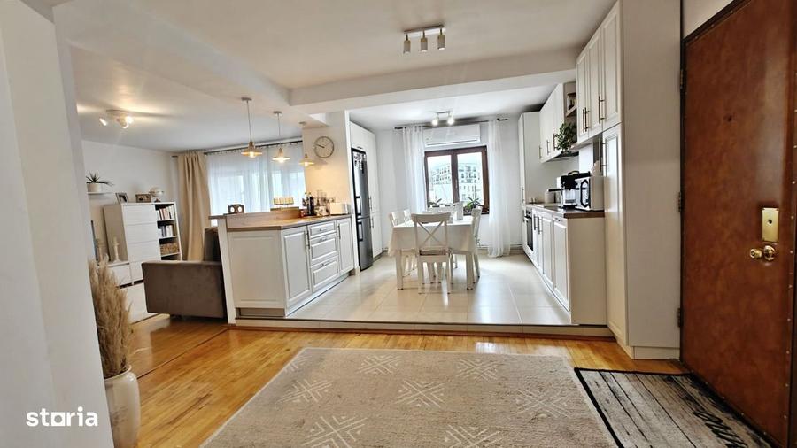 Apartament cu 4 camere decomandat în Central