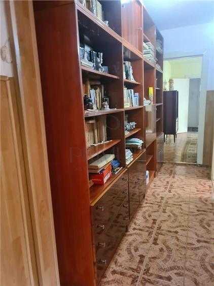 Apartament cu 3 camere semidecomandat în Girocului