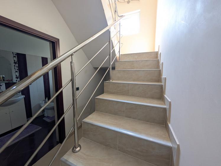 Duplex cu 5 camere cu Canalizare în Lilieci