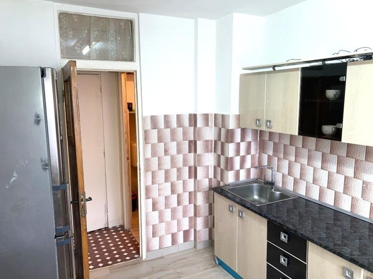 Apartament cu 3 camere semidecomandat în Rahova