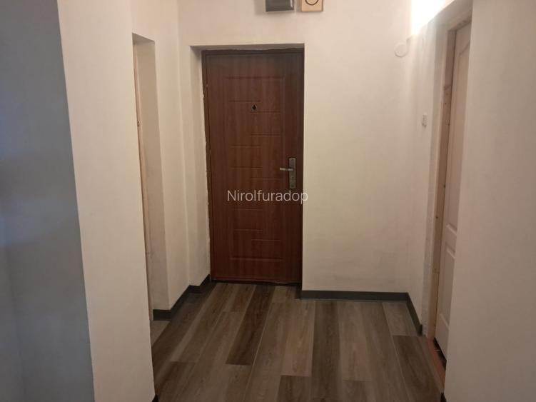 Vând apartament cu 3 camere decomandat la parter